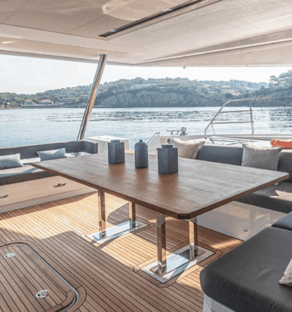 Comedor exterior del Samana 59 de Fountaine Pajot