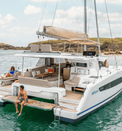 Vista exterior del catamarán Fountaine Pajot FP 41