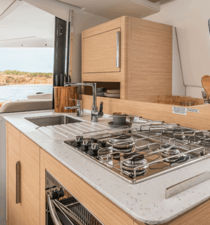 Cocina del catamarán Fountaine Pajot FP 41