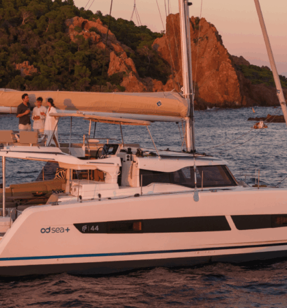 Vista lateral del Fountaine Pajot FP 44 en navegación