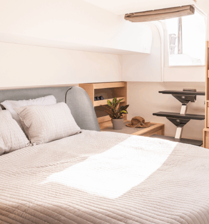 Vista lateral de Dormitorio del catamarán FP 51