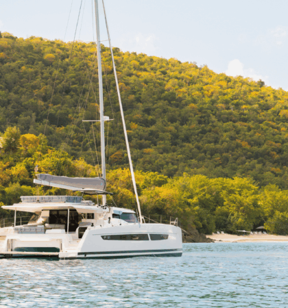 Exterior del catamarán FP 51 Fountaine Pajot en navegación