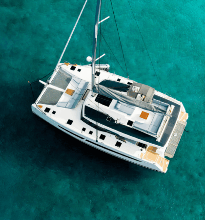 Vista aerea del catamarán FP 51 Fountaine Pajot