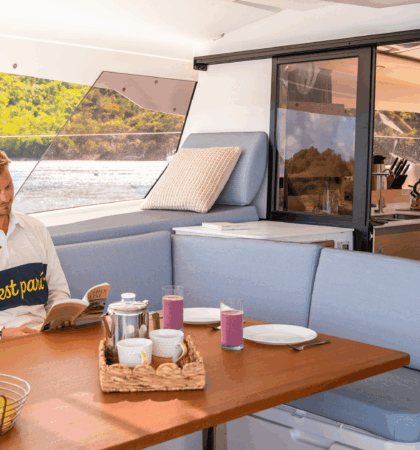 Zona de estar del catamarán FP 51