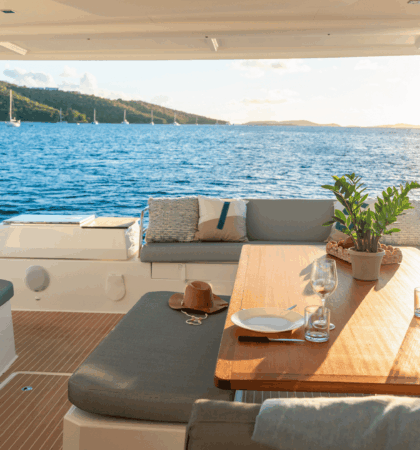 Zona de estar del catamarán FP 51