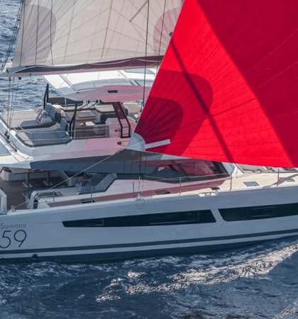 Vista lateral del Fountaine Pajot Samana 59