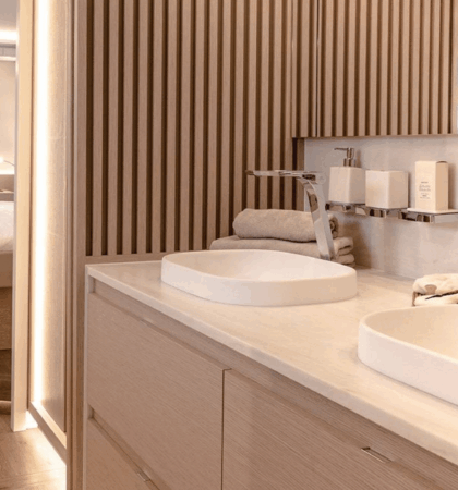 baño en suite del fountaine pajot thira 80