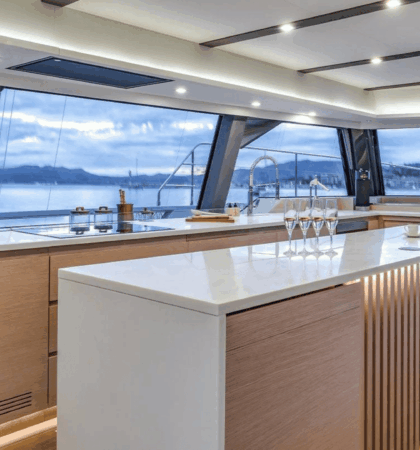 cocina con isla del fountaine pajot thira 80