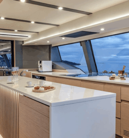 cocina del fountaine pajot thira 80