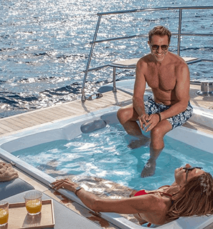 jacuzzi exterior del catamarán fountaine pajot thira 80