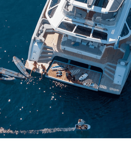 popa del catamarán fountaine pajot thira 80