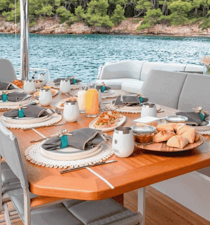 zona comedor exterior del fountaine pajot thira 80