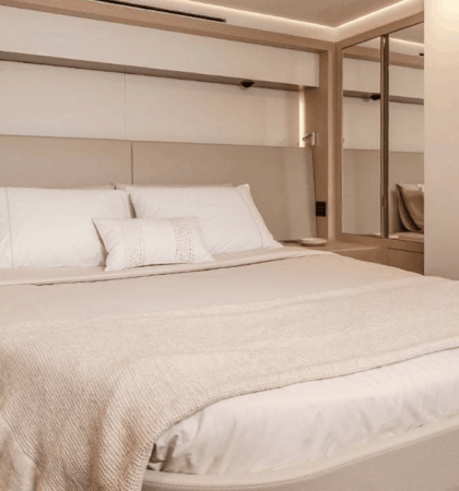 dormitorio del fountaine pajot thira 80