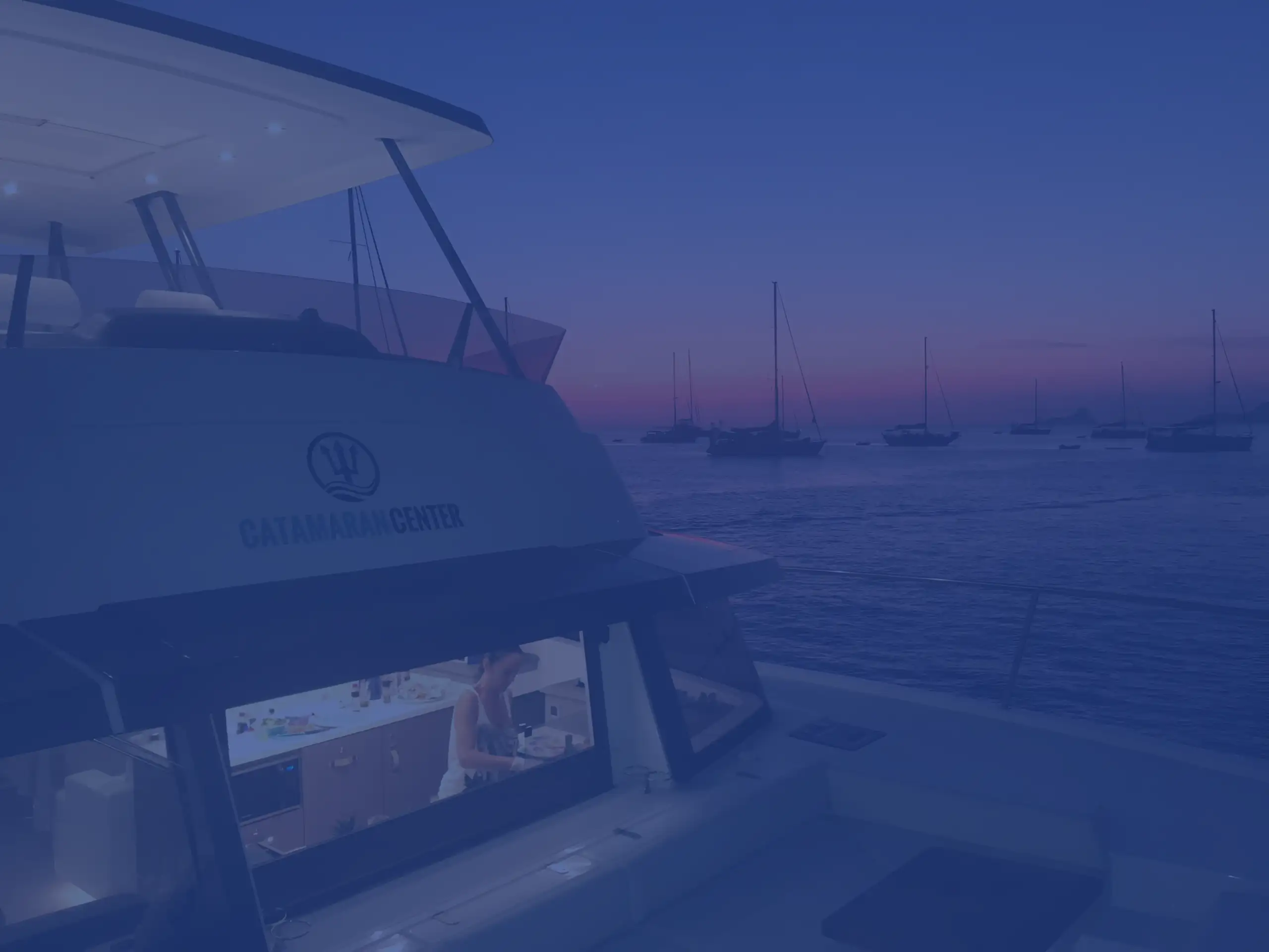 Catamarán de Catamaran Center fondeado al atardecer