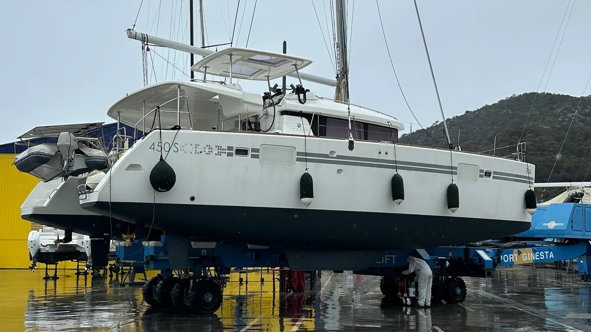 Catamaranes en seco en el varadero de Port Ginesta