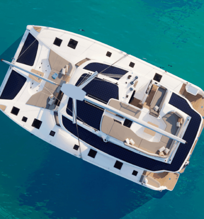 vista aérea del catamarán Fountaine Pajot FP 48 navegando
