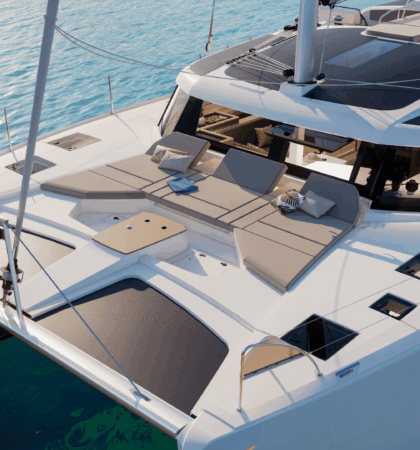 Vista de la proa del catamarán Fountaine Pajot FP 48 navegando, diseño moderno