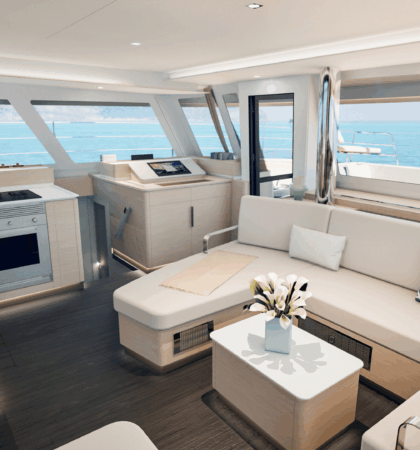 salón del catamarán Fountaine Pajot FP 55 con diseño moderno y líneas elegantes