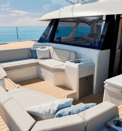 Vista exterior del catamarán Fountaine Pajot FP 55 con diseño moderno y líneas elegantes