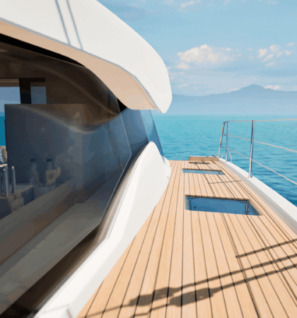 terraza del Fountaine Pajot FP 55 con diseño moderno y líneas elegantes