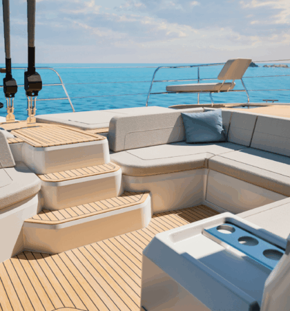 salón exterior del catamarán Fountaine Pajot FP 55 con diseño moderno y líneas elegantes