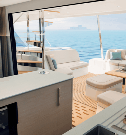 cocina del catamarán Fountaine Pajot FP 55 con diseño moderno y líneas elegantes