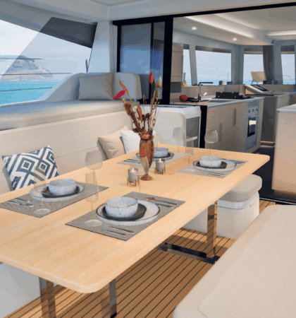 comedor del catamarán Fountaine Pajot FP 55 con diseño moderno y líneas elegantes
