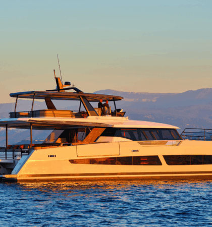 Catamarán a motor Fountaine Pajot Power 80 navegando en mar abierto, vista exterior completa de casco y superestructura