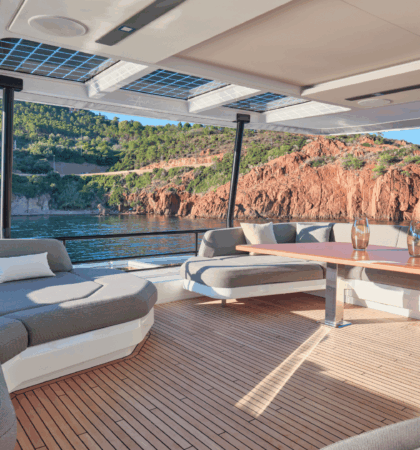 Detalle del comedor delantero del Power 80 de Fountaine Pajot