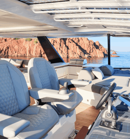 Flybridge del Power 80 con zona lounge y puesto de mando elevado