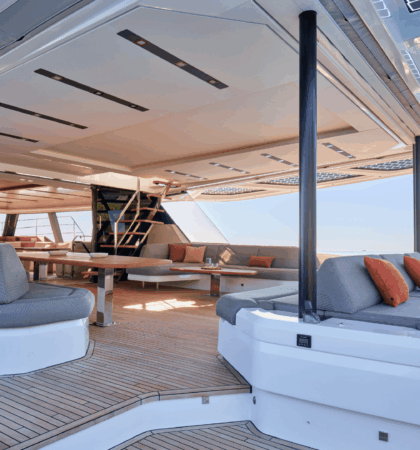 Comedor exterior del Power 80 de Fountaine Pajot