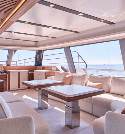 Salón interior del Fountaine Pajot Power 80 con diseño moderno y ventanales panorámicos