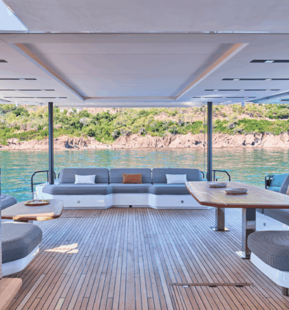 Zona de ocio de la terraza del Power 80 de Fountaine Pajot