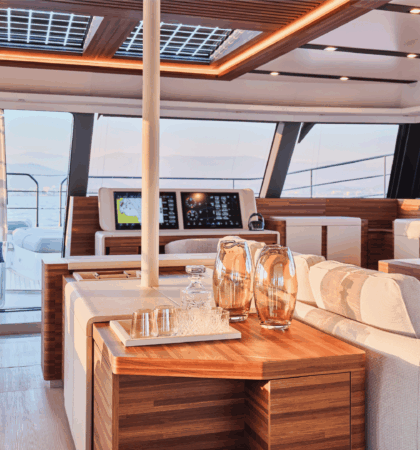 Comedor interior del Power 80 integrado en un espacio abierto y luminoso