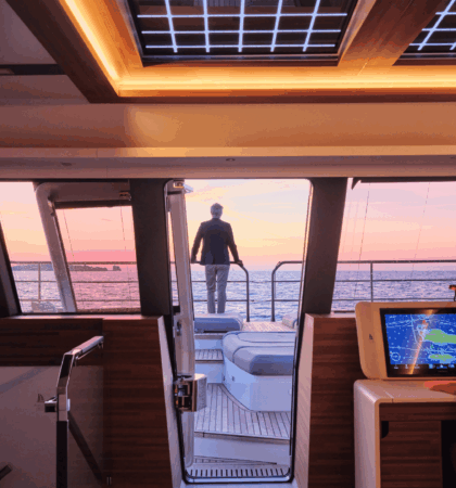 Zona de mandos interior con acceso al solarium del Power 80