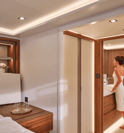 Owners Cabin del Fountaine Pajot Power 80 con acabados premium