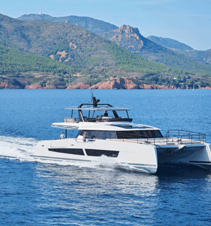 Perfil lateral del catamarán Power 80 destacando su gran eslora y estabilidad en navegación