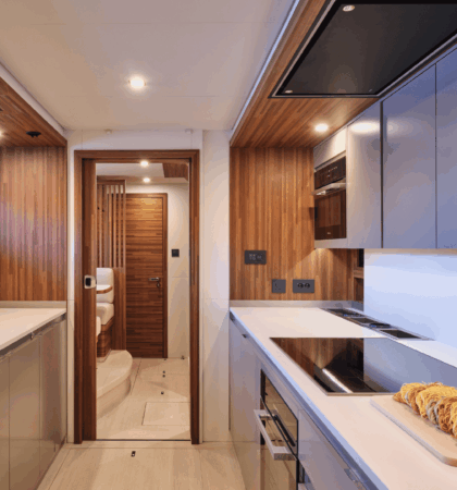 Cocina de Staff del Power 80 de Fountaine Pajot