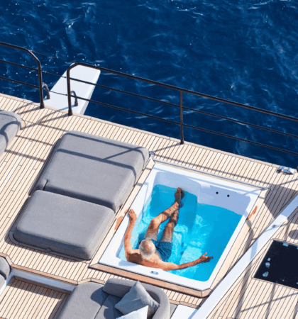 Detalle de la bañera exterior del catamarán Power 80