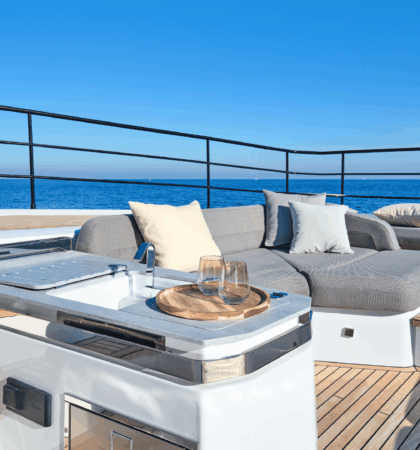 Detalle del solárium delantero del Power 80 de Fountaine Pajot