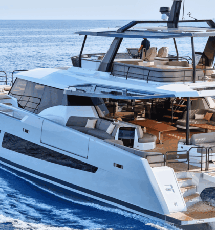 Vista trasera del Power 80 de Fountaine Pajot fondeado