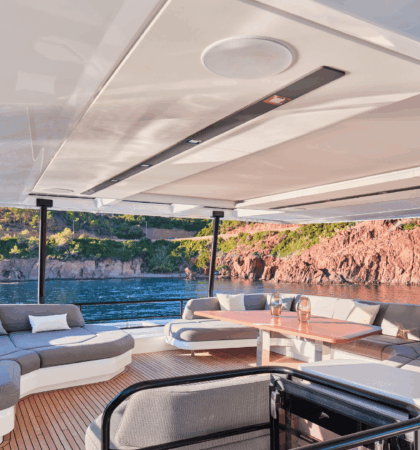 Flybridge del catamarán Power 80 equipado para navegación y ocio al aire libre