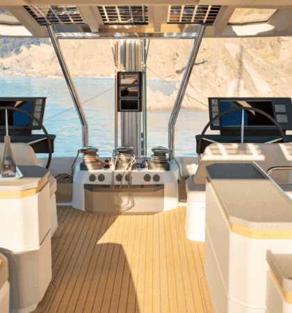 FPY70S_12 Detalle del mando de conducción del Fountaine Pajot FPY70S