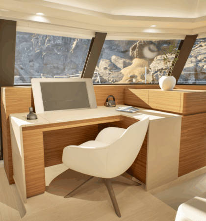 FPY70S_15 Salón interior del Fountaine Pajot FPY70S con diseño contemporáneo