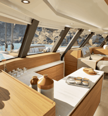 FPY70S_17 Cocina interior del Fountaine Pajot FPY70S totalmente equipada