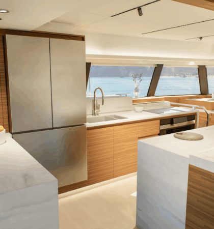 FPY70S_19 Cocina interior del Fountaine Pajot FPY70S totalmente equipada