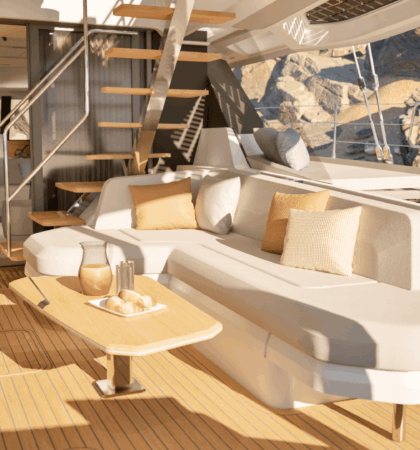 FPY70S_9 Zona comedor exterior del nuevo FPY70S de Fountaine Pajot
