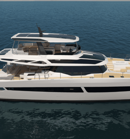 Vista desde estribor del nuevo FPY70 navegando