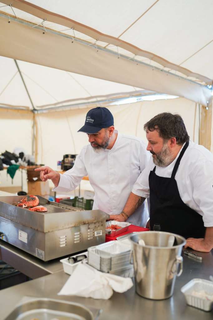 Chefs cocinando gambas en el espacio gastronómico del Salón Náutico de Barcelona