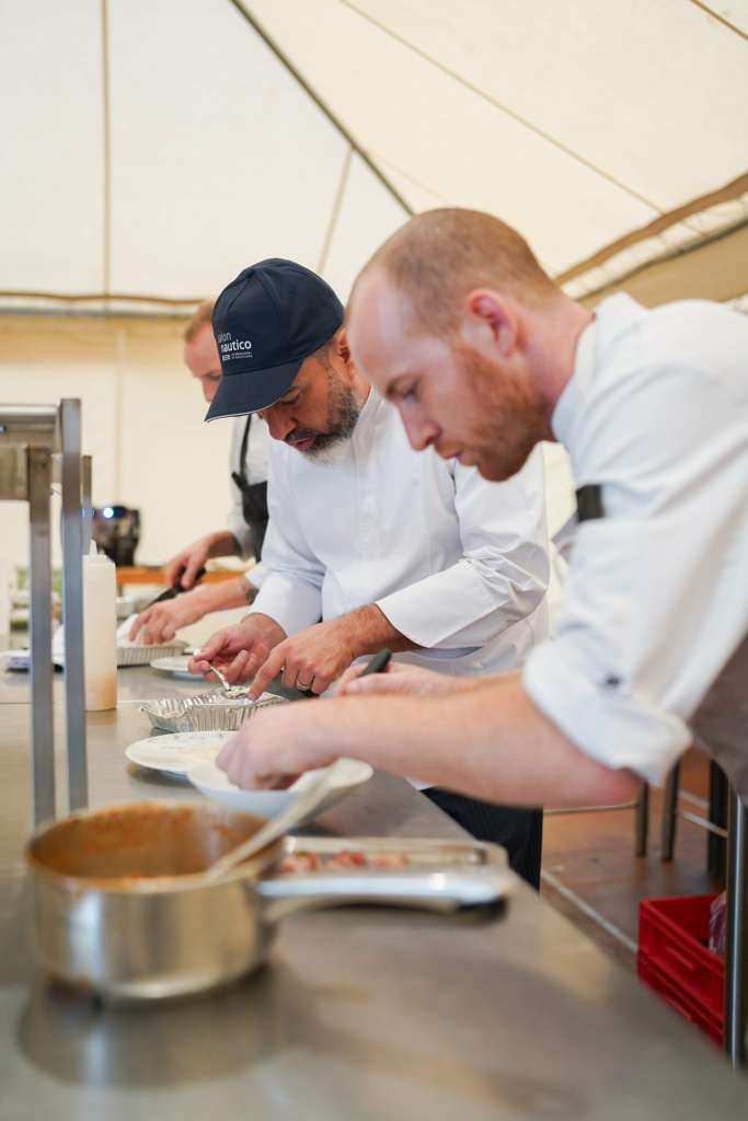 Chefs emplatando en la cocina del Salón Náutico de Barcelona